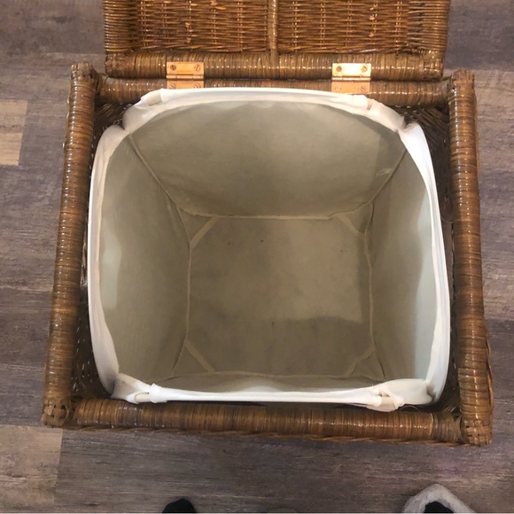 Vintage Medium Brown Wicker Basket with hinged lid. Storage Hamper Garbage Bin - Picture 9 of 15